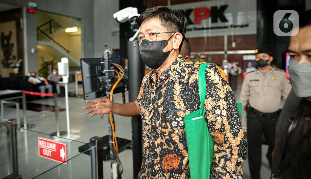 Kepala Kantor Pajak Madya Jakarta Timur, Wahono Saputro, berjalan meninggalkan Gedung Merah Putih KPK, Jakarta Selatan, Selasa (14/3/2023).  Wahono Saputro telah menjalani klarifikasi soal harta kekayaannya selama tujuh jam dengan KPK. (Liputan6.com/Faizal Fanani)