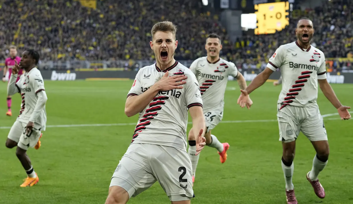 Bayer Leverkusen selamat dari kekalahan lewat gol Josep Stanisic di menit akhir injury time. (AP Photo/Martin Meissner)