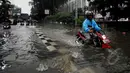 Sejumlah kendaraan nekat melintasi jalan di kawasan Sarinah yang terendam banjir setinggi lutut orang dewasa, Jakarta, Senin (9/2/2015). (Liputan6.com/Johan Tallo)