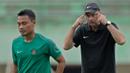 Ekspresi Alfred Riedl saat memberi arahan pada Dedi Kusnandar di latihan Timnas Indonesia di Stadion Manahan, Solo Jawa Tengah (24/9/2016). (Bola.com/Peksi Cahyo)
