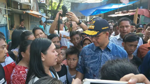 Warga korban kebakaran di Taman Sari, Jakarta Barat bercerita pada Gubernur DKI Jakarta Anies Baswedan (Liputan6.com/Delvira Chaerani Hutabarat)
