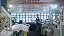 Salah satu peserta Pameran Indoplas, Indopack, dan Indoprint  di Jakarta International Expo, Kemayoran, Jakarta, Rabu (7/9). Pameran yang akan digelar selama empat hari itu, oleh 400 perusahaan dari 20 negara. (Liputan6.com/Angga Yuniar)