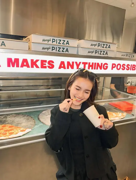 Sederet pose lucu Ayu Ting Ting tampak gemas. Salah satunya foto candid pejamkan mata sambal makan. Jika berpose ala gen z, sahabat Ivan Gunawan ini tidak terlihat seperti sudah menginjak kepala 3. Pakai kutek merah yang warnanya selaras dengan flat shoes-nya, penampilan Ayu jadi makin cantik. Pancarkan pesona, Ayu Ting Ting sering kali disebut mirip idol Korea. (Liputan6.com/IG/@ayutingting92)