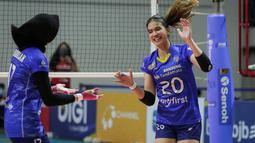 Pemain Bandung BJB Tandamata, Shella Bernadetha Onnan (kanan) melakukan selebrasi usai mencetak poin saat laga lanjutan PLN Mobile Proliga 2022 melawan Jakarta Pertamina Fastron di Padepokan Voli Jenderal Polisi Kunarto, Sentul, Sabtu (23/01/2022). (Bola.com/Bagaskara Lazuardi)