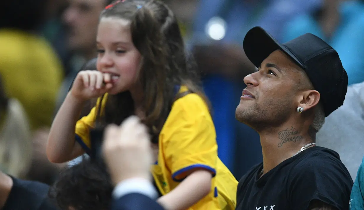 Neymar tertawa gembira saat tim bola voli Brasil berhasil meraih medali emas pada laga final bola voli putra  Olimpiade Rio 2016 melawan Italia di Stadion Maracanazinho, Rio de Janeiro, (21/8/2016). (AFP/Johannes Eisele)