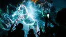 Pengunjung mengambil gambar kuda saat menyaksikan pertunjukan cahaya dalam pameran untuk mempromosikan Piala Dunia 2022 di museum multimedia Qatar Elements, Gorky Park, Moskow, Rusia, Kamis (12/7). (Maxim ZMEYEV/AFP)