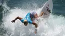  Atlet surfing AS, Sage Erickson, beraksi dalam kejuaraan surfing AS Terbuka di Pantai Huntington, California, AS, (25/7/2016). (AFP/Mark Ralston)