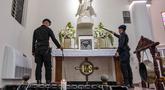 Personel dari unit Gegana dan Jihandak Brimob Polda Jawa Timur melakukan pemeriksaan di dalam area Gereja Katedral Hati Kudus Yesus, atau yang dikenal secara lokal sebagai gereja "Hati Kudus Yesus", Surabaya, pada Rabu 24 Desember 2025. Jelang Misa Malam Natal 2025, tim dari unit Gegana dan Jihandak Brimob Polda Jawa Timur melakukan sterilisasi area Gereja Katedral Hati Kudus Yesus, yang dikenal secara lokal sebagai gereja "Hati Kudus Yesus". (JUNI KRISWANTO/AFP)