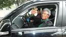 Adnan Buyung Nasution melambaikan tangan saat akan meninggalkan gedung KPK, Jakarta, Jumat (6/3/2015). Adnan mengungkapkan kliennya Anas Urbaningrum akan melakukan kasasi ke Mahkamah Agung atas vonis yang diterimanya. (Liputan6.com/Herman Zakharia)