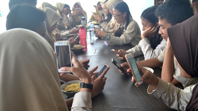Gawai dan media sosial sudah menjadi gaya hidup pelajar dan masyarakat. (Foto: Liputan6.com/Muhamad Ridlo)