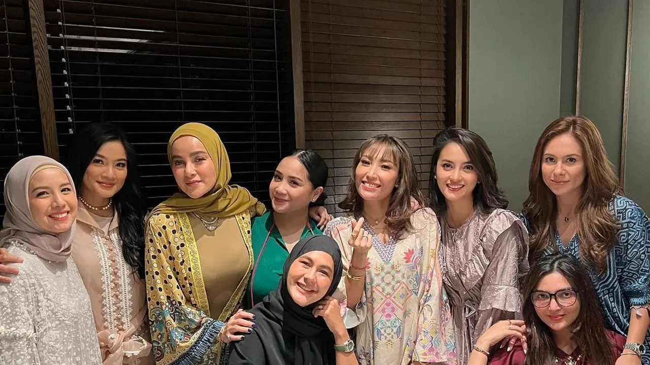 Titi Kamal, Nagita Slavina, Ayu Dewi hingga Wulan Guritno terlihat kompak dalam acara buka puasa bersama (Foto: Instagram @ririnekawati)