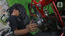 Mekanik memperbaiki dan merestorasi sepeda di Workshop Sampurna Bike Kalibata, Jakarta, Kamis (9/7/2020). Tren bersepeda yang sedang tinggi di masyarakat menjadikan permintaan perbaikan sepeda di bengkel tersebut meningkat hingga 300 persen. (Liputan6.com/Herman Zakharia)