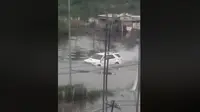 Toyota Fortuner mampu melintasi genangan banjir. (Facebook)