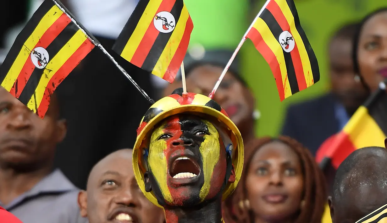 Seorang suporter dari uganda bersorak mendukung timnya saat berhadapan dengan Mesir di grup D Piala Afrika 2017 di Port-Gentil pada tanggal 21 Januari 2017. (AFP Photo/Justin Tallis)