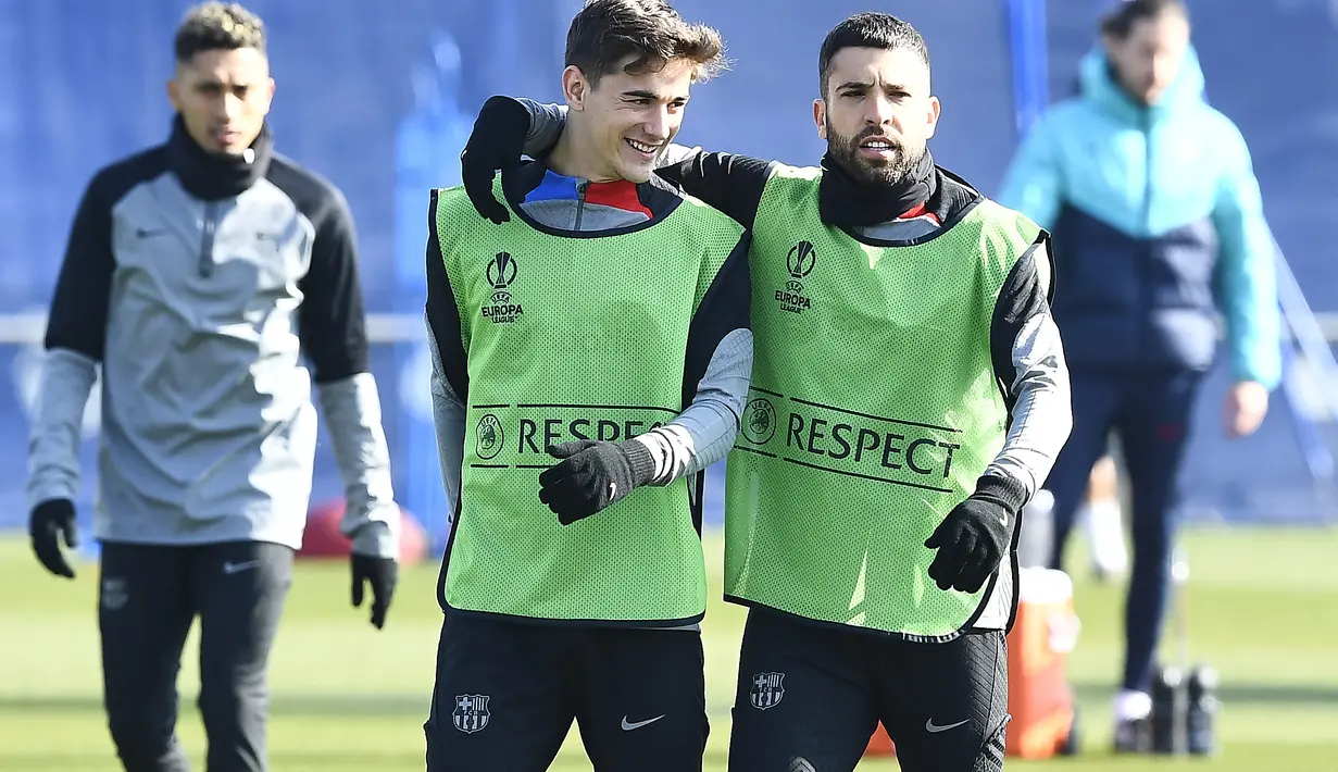 Gelandang Barcelona Gavi (Kiri) dan bek Jordi Alba menghadiri sesi latihan tim jelang bertanding melawan Manchester United di tempat latihan Joan Gamper di Sant Joan Despi, dekat Barcelona, pada 15 Februari 2023. Dua tim raksasa Eropa tersebut bisa saling bertemu karena mendapatkan hasil kurang memuaskan di fase grup. (AFP/Pau Barrena)