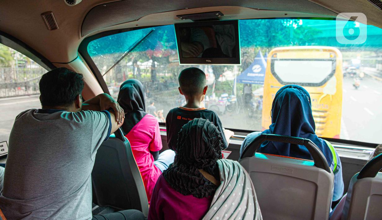 Warga menaiki bus wisata gratis Transjakarta di Jakarta, Selasa (26/12/2023). (Liputan6.com/Faizal Fanani)