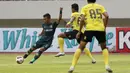 Gelandang Persikabo 1973, Ahmad Nufiandani (kiri) melepaskan tendangan di depan striker Barito Putera, Amiruddin Bagas Kaffa dalam laga matchday ke-3 Grup A Piala Menpora 2021 di Stadion Manahan, Solo, Selasa (30/3/2021). Persikabo bermain imbang 2-2 dengan Barito Putera. (Bola.com/Ikhwan Yanuar)