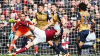 Tembakan kaki kiri penyerang West Ham United, Andy Carroll, menembus jala Arsenal. (Reuters/Carl Recine)