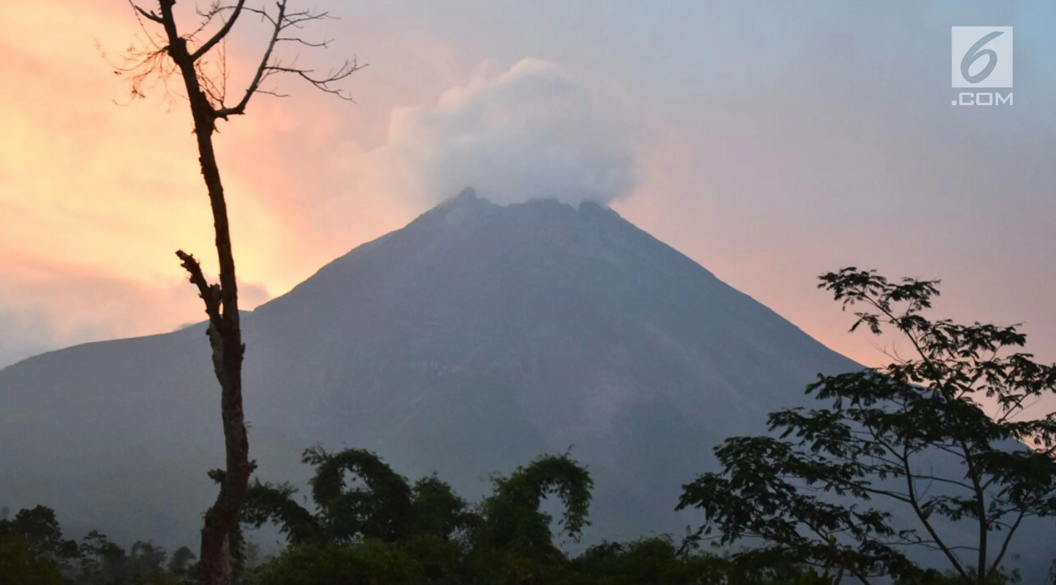 Gunung Merapi mengeluarkan asap putih terlihat dari pos pengamatan Babadan Muntilan, Jumat ( 25/5). Dengan status waspada, pemerintah mengimbau masyarakat tetap tenang dan menjauhi zona bahaya tiga kilometer dari puncak merapi. (Liputan6.com/Gholib)
