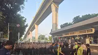 BEM UI Demo di Mabes Polri, Bawa Karangan Bunga