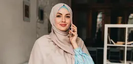 Ditengah padtanya jadwalmu dan energi yang mulai menurun menjelang Magrib, kamu dapat tampil segar saat menghadiri buka puasa bersama di kantor dengan makeup look flawless tipis. [Dok/freepik.com/marymarkevich]