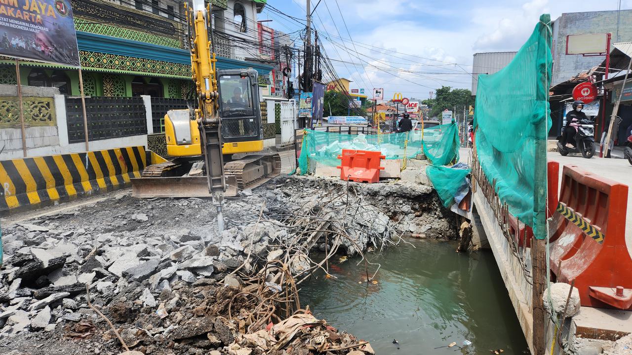 Revitalisasi jembatan Mampang dilanjutkan kembali yang berada di Jalan Raya Sawangan, Pancoran Mas, Kota Depok.