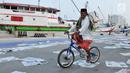 Umat muslim bersepeda usai menjalankan Salat Idul Adha 1438 H di kawasan Pelabuhan Sunda Kelapa, Jakarta, Jumat (1/9). Setelah menjalankan salat, umat muslim melakukan penyembelihan hewan kurban. (Liputan6.com/Helmi Afandi)
