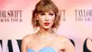 <p>Taylor Swift menghadiri acara gala premiere film Taylor Swift: The Eras Tour di AMC The Grove, Los Angeles, California, Amerika Serikat, Rabu (11/10/2023). Taylor Swift mengejutkan para penggemarnya ketika menghadiri acara tersebut. (Matt Winkelmeyer/Getty Images/AFP)</p>