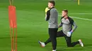 Kiper Barcelona Marc-Andre ter Stegen (kanan) melakukan pemanasan selama sesi latihan di Plzen, Republik Ceko, Senin (31/10/2022). Barcelona akan bertandang ke markas Viktoria Plzen di Doosan Arena pada matchday terakhir Grup C Liga Champions 2022/2023, Rabu 2 November 2022 dini hari WIB. (Photo by Michal Cizek / AFP)