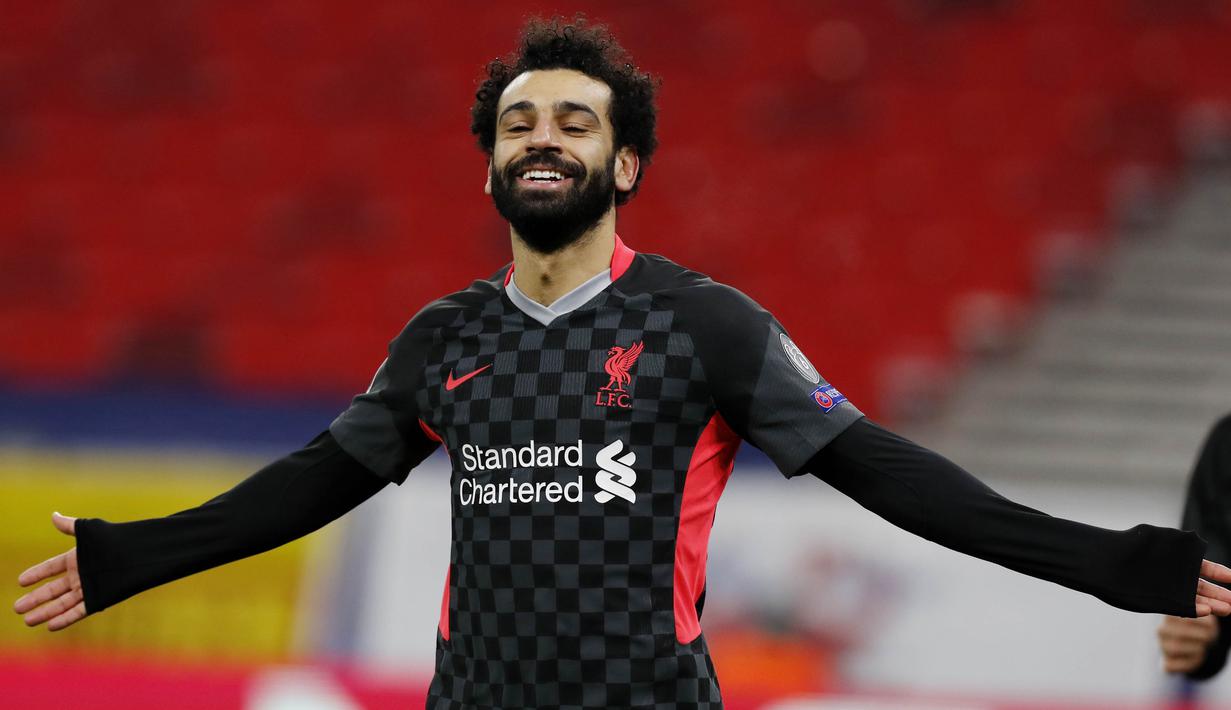 Striker Liverpool, Mohamed Salah, melakukan selebrasi usai mencetak gol ke gawang RB Leipzig pada laga Liga Champions di Stadion Puskas, Rabu (17/2/2021). Liverpool menang dengan skor 2-0. (AP/Laszlo Balogh)