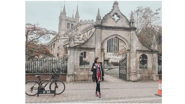 Potret istri Edward Akbar saat menikmati Newbury, Berkshire.