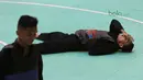 Arafa M. Yachser jatuh setelah wajahnya terkena pukulan pesilat Malaysia, Shukor M. Z. Hakim pada semifinal putra kelas 55 kg - 60 kg Test Event Pencak Silat 2018 di Padepokan Silat TMII, Jakarta, (12/2/2018). Arafa menang 5-0. (Bola.com/Nick Hanoatubun)
