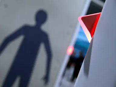 Mesin deteksi full body terbaru saat digunakan di Bandara Cologne-Bonn Konrad Adenaue, Jerman (15/11). Alat deteksi yang diberi nama 'Easy Security' ini menggunakan scanner keamanan QPS200 berbasis gelombang milimeter. (REUTERS/Wolfgang Rattay)