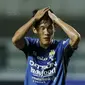 Gelandang Persib Bandung, Oh In Kyun, tampak kecewa usai dikalahkan PSM pada laga Piala Presiden di Stadion GBLA, Bandung, Jumat (26/1/2018). Persib takluk 0-1 dari PSM. (Bola.com/M Iqbal Ichsan)