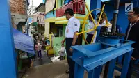 Petugas Sudin Sumber Daya Air (SDA) Jakarta Timur mengecek pompa air di Kampung Pulo, Jakarta, Rabu (23/1). Pengecekan ini dilakukan untuk mengantisipasi banjir dan genangan. (Merdeka.com/Imam Buhori)