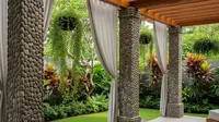 7 Desain Area Belakang Rumah dengan Kombinasi Batu Alam dan Kayu yang Estetik