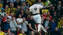 Penyerang Manchester United, Romelu Lukaku berselebrasi usai mencetak gol ke gawang Watford pada pertandingan lanjutan Liga Inggris di stadion Vicarage Road, Inggris (15/9). MU menang tipis 2-1 atas Watford. (AP Photo/Frank Augstein)