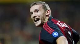 Andriy Shevchenko merupakan salah satu pesepak bola top dunia. Ia lahir di Dvirkivschyna, Ukraina, 29 September 1976. (Foto: AFP/Denis Charlet)