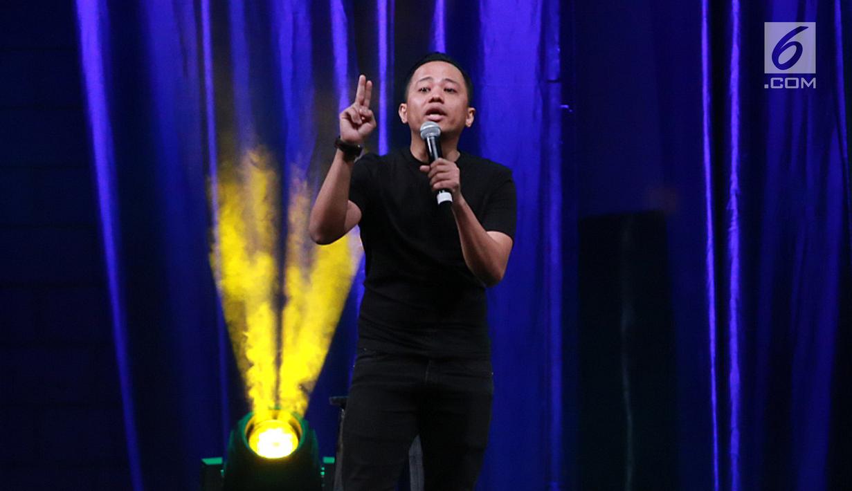 Komika Muhadkly atau Acho saat tampil dalam Jakarta Internasional Comedy Festival (JICOMFEST) 2019 di JIExpo, Kemayoran, Jakarta, Sabtu (3/8/2019). JICOMFEST 2019 menyajikan stand up comedy, video komedi, musik komedi, komedi tradisional dan kompetisi stand up comedy. (Dream.co.id/Deki Prayoga)