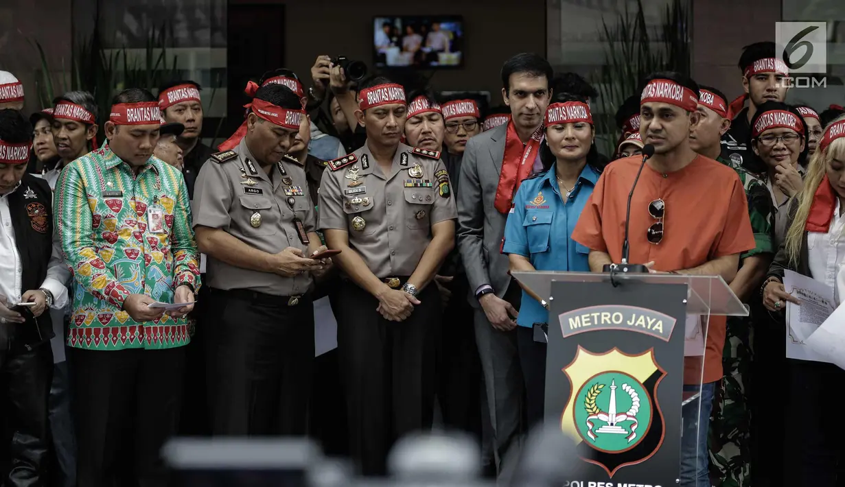 Artis sekaligus presenter Ramzi dalam acara penandatanganan perjanjian pemberantasan dan penyalahgunaan narkoba di lingkungan artis di Mapolres Metro Jakarta Selatan, Kamis (22/2). (Liputan6.com/Faizal Fanani)