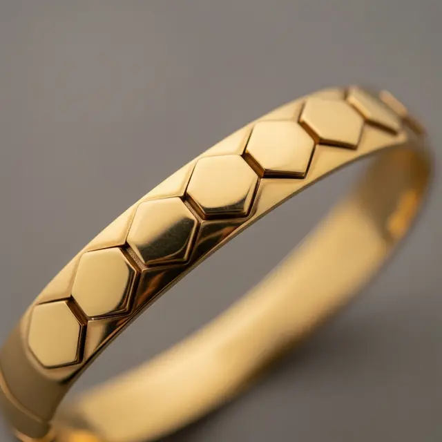 Gelang Emas Bangle Motif Geometris Tampil Modern dan Minimalis