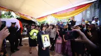 Prosesi pengantaran jenazah Brigadir MM, Polwan anggota Polsek Batu Aji, Batam, yang diduga bunuh diri. (Foto: Johannes Saragih/Batamnews)