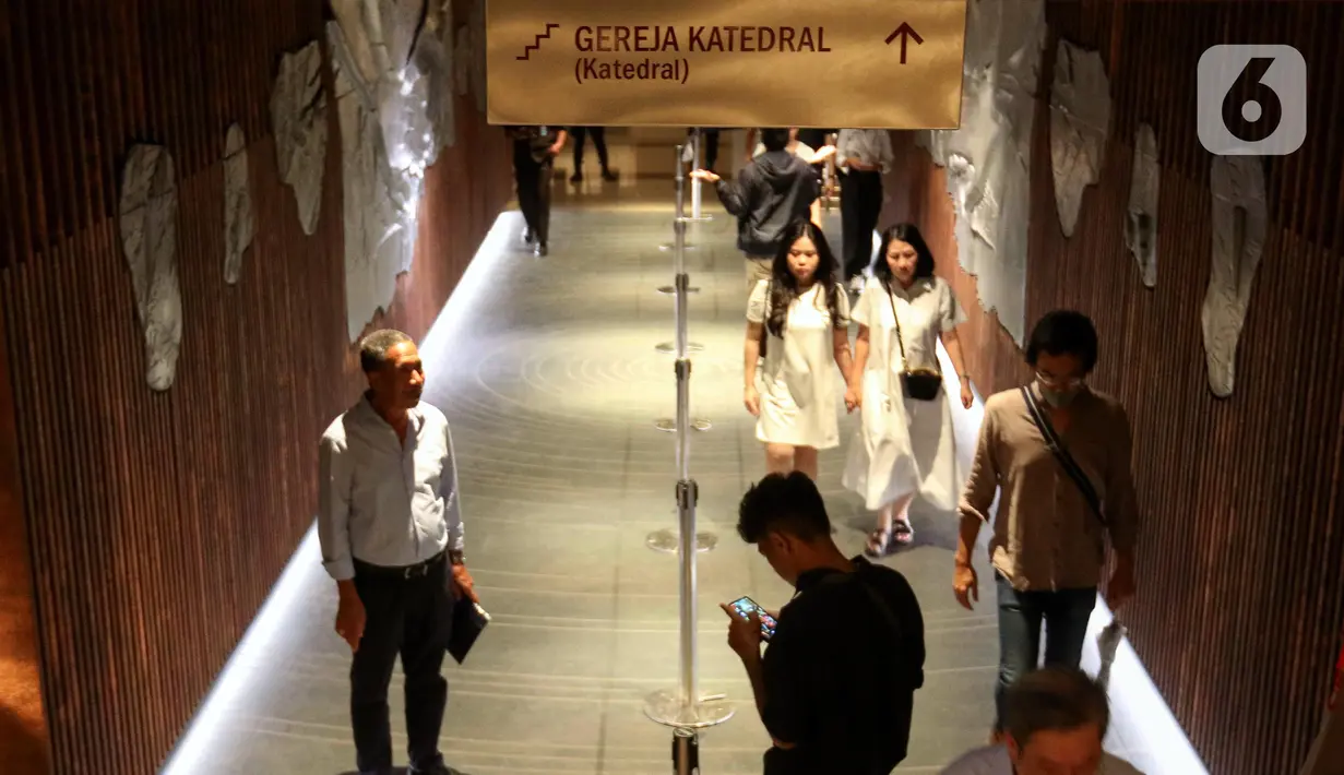 Misa Malam Natal 2024 menjadi penanda kali pertama terowongan silaturahim digunakan oleh masyarakat umum, khususnya para jemaaat Gereja Katedral Jakarta, sejak diresmikan Presiden Prabowo Subianto pada Kamis (12/12/2024) lalu. (Liputan6.com/Herman Zakharia)