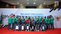Ketua Umum PSSI, Edy Rahmayadi (keempat kiri) berfoto bersama tim futsal putri Indonesia saat pelepasan di Makostrad, Jakarta, Kamis (10/8). Edy Rahmayadi resmi melepas Timnas U-22 dan Futsal berlaga di SEA Games 2017. (Liputan6.com/Helmi Fithriansyah)