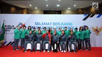 Ketua Umum PSSI, Edy Rahmayadi (keempat kiri) berfoto bersama tim futsal putri Indonesia saat pelepasan di Makostrad, Jakarta, Kamis (10/8). Edy Rahmayadi resmi melepas Timnas U-22 dan Futsal berlaga di SEA Games 2017. (Liputan6.com/Helmi Fithriansyah)