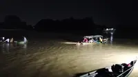 Relawan melakukan penyisiran di Sungai Kahayan untuk mencari seorang anak yang dilaporkan tenggelam saat bermain di Gosong Sungai Kahayan, Minggu (27/8/2023).