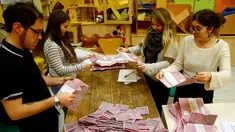 Relawan menghitung surat suara untuk Referendum Reformasi Konstitusi di sebuah TPS di Roma, Italia, Minggu (4/12). Warga Italia memilih menolak rencana Reformasi Konstitusi. (REUTERS / Tony Gentile)