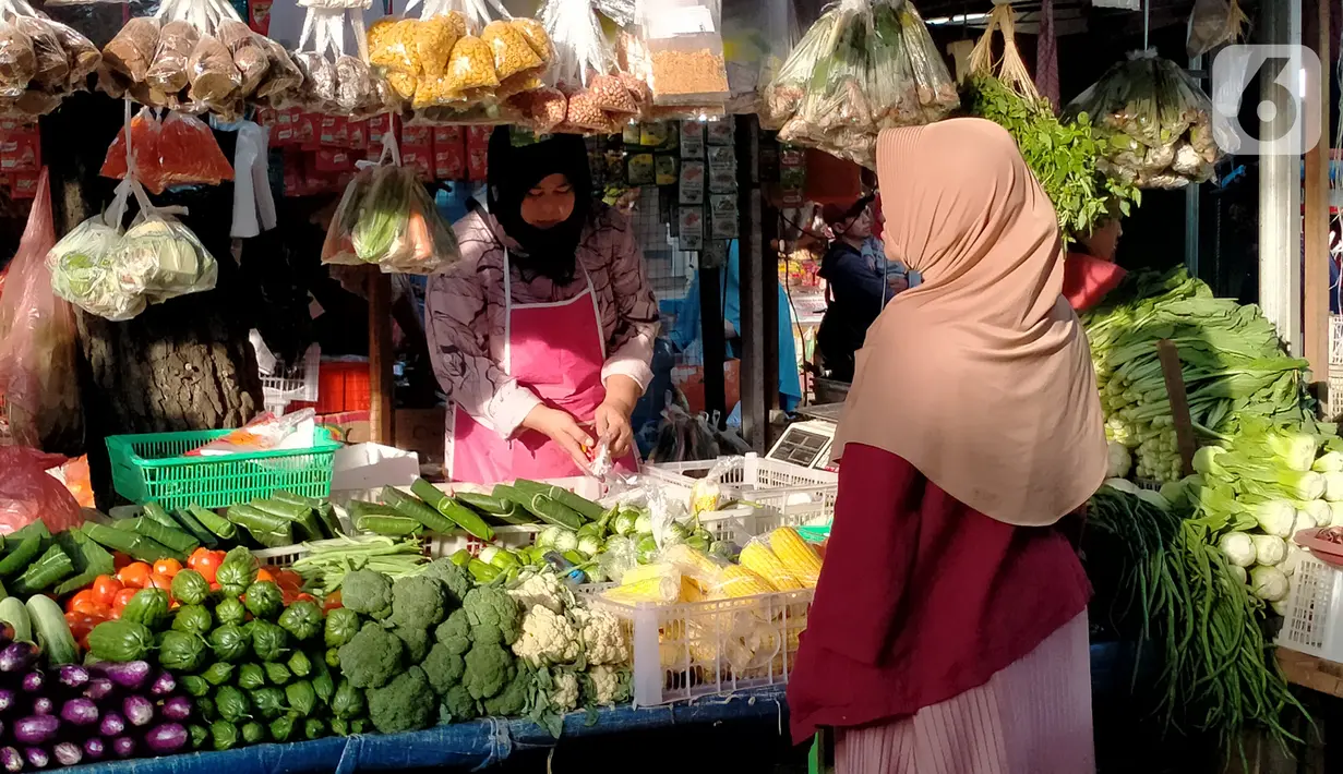 Seorang perempuan membeli sayur mayur di salah satu lapak Pasar Mega, Gunung Putri, Kabupaten Bogor, Jawa Barat, Senin (5/9/2022). Kebijakan kenaikan harga bahan bakar minyak (BBM) berdampak pada kondisi harga kebutuhan bahan pokok di pasar. (Liputan6.com/Magang/Aida Nuralifa)