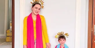Alhasil keduanya pun memilih tampil dengan busana None Jakarta yang identik mengenakan kebaya warna cerah. Misalnya saja Claire tampil dengan kebaya fuschia dipadukan selendang baby blue. [@shandyaulia]