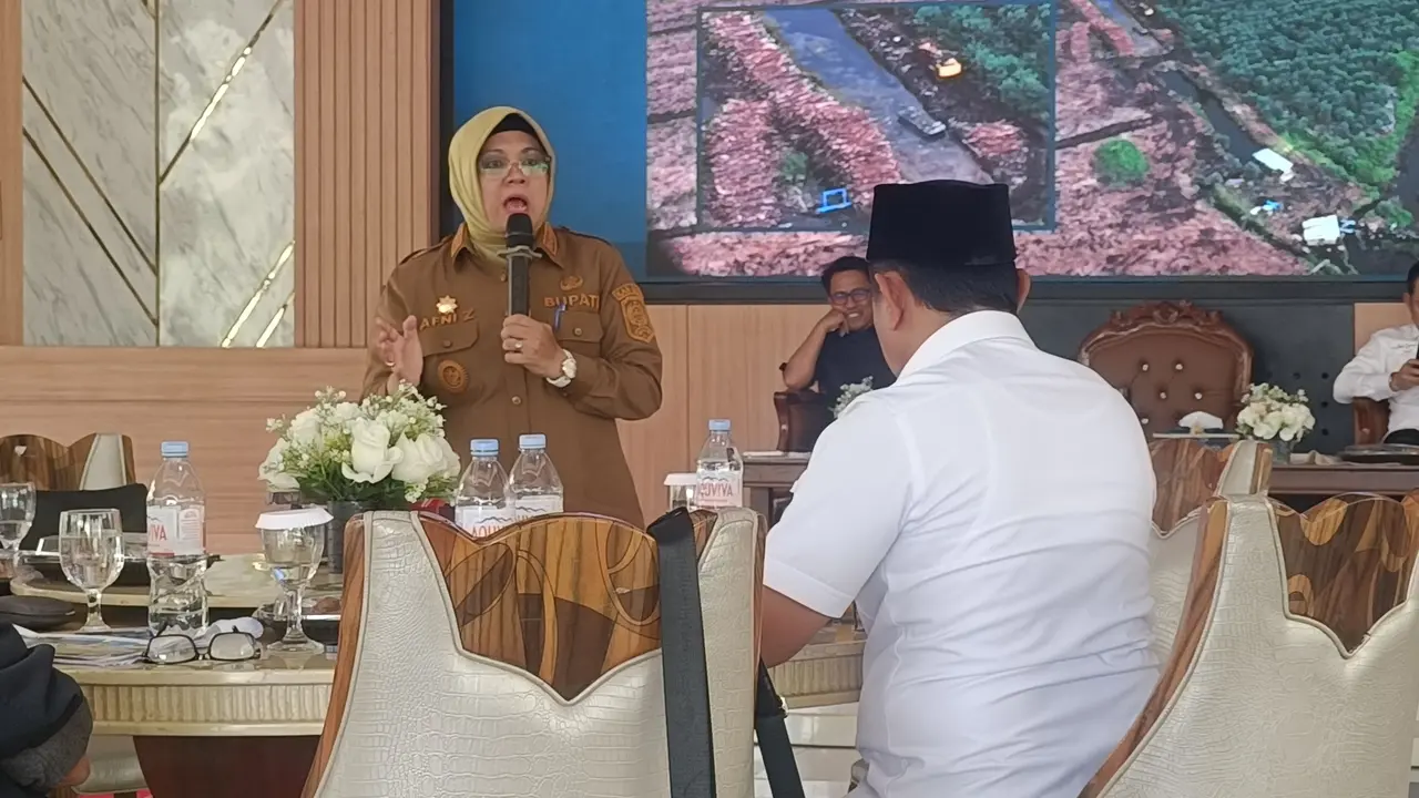 Bupati Siak Afni Zulkifli dalam dialog pemangku kepentingan menyelesaikan konflik lahan di Kabupaten Siak antara perusahaan dengan masyarakat.